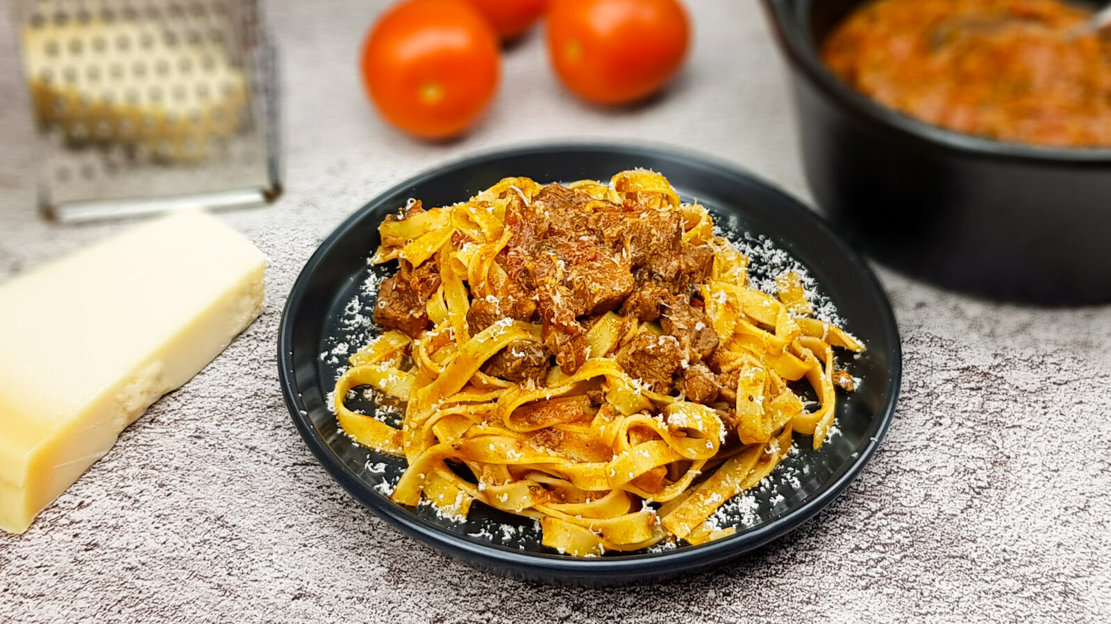 Ragú van varkensschouder: Italiaanse ragú met rode wijn en tomaten
