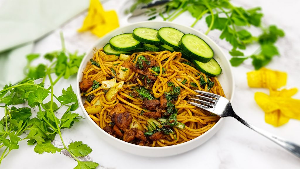 Surinaamse bami met paksoi en kippendij