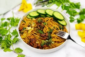 Surinaamse bami met paksoi en kippendij