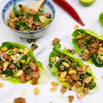 Thaise larb salade van varkensgehakt en pinda's