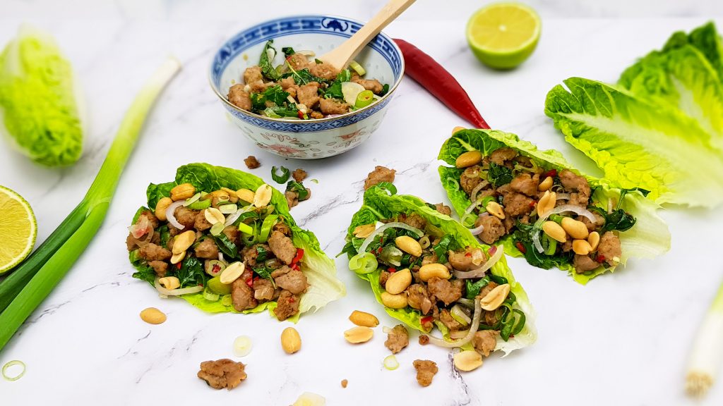 Thaise larb salade van varkensgehakt en pinda's