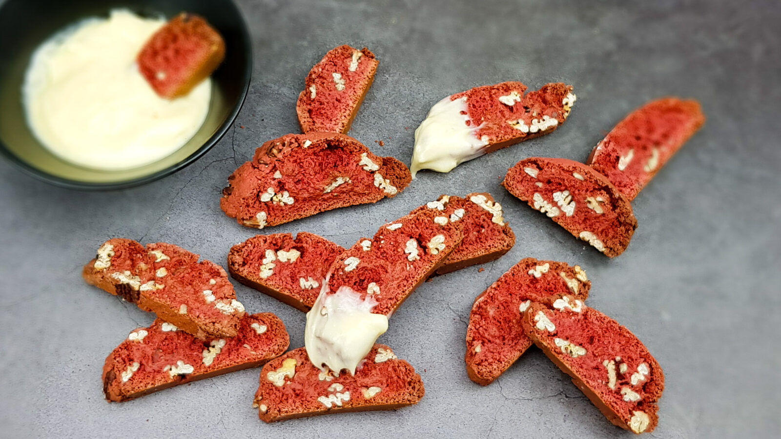 Red velvet cantuccini met roomkaas dip