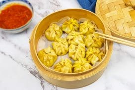 Momo: Indiaas - Nepalese dimsum met pittige tomaten dipsaus