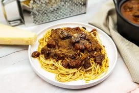 Mediterraans stoofvlees met olijven, zongedroogde tomaatjes en chorizo