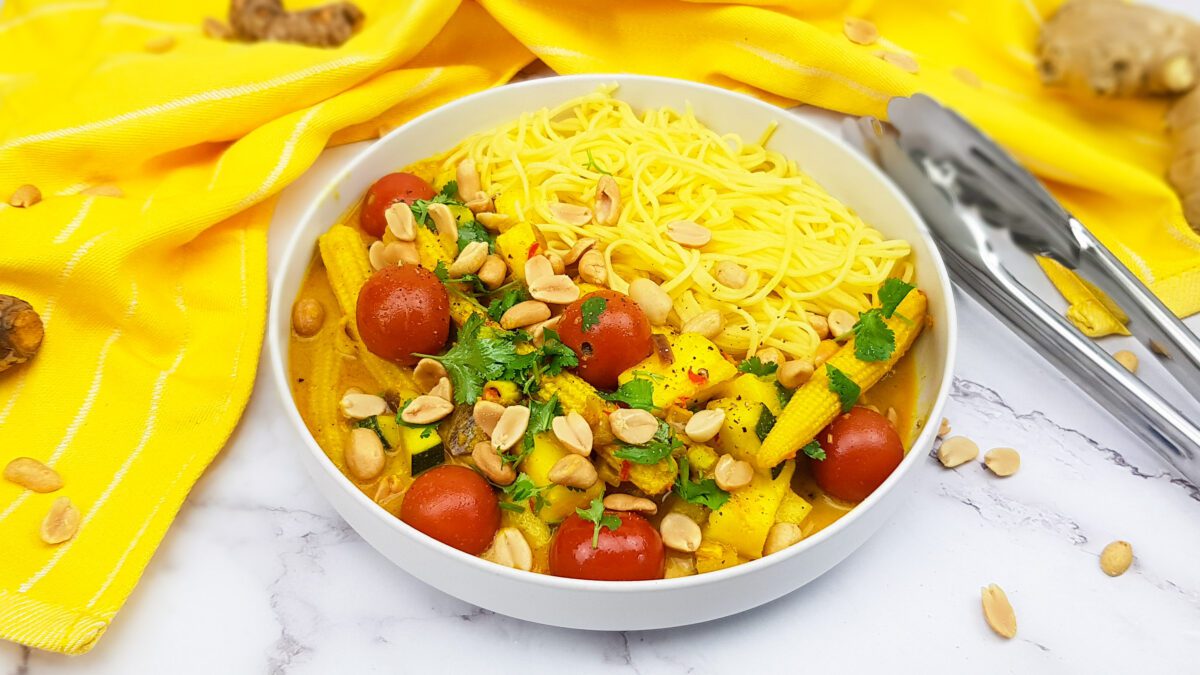 Gele curry met noedels, tomaatjes, babymais en courgette