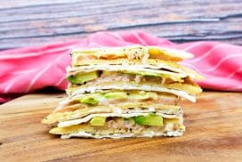 Lunch quesadilla's met gerookte zalm, gebakken ei, avocado en kaas
