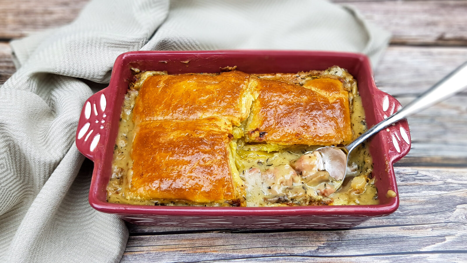 Chickenpie met kippendijen, kastanjechampignons en spek
