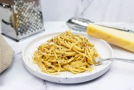 Cacio e pepe: Spaghetti in romige saus met parmezaanse kaas en zwarte peper