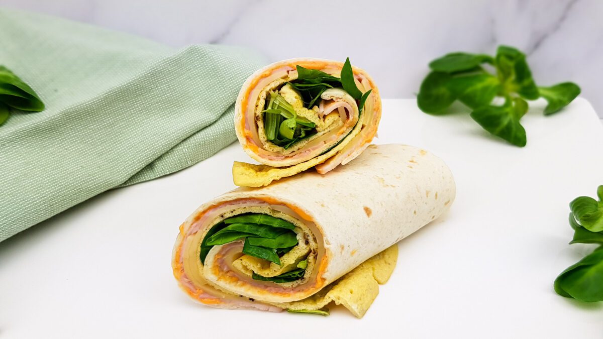 Lunch wraps met omelet, ham, kaas en shriracha mayonaise