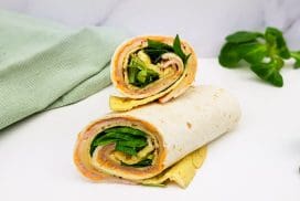 Lunch wraps met omelet, ham, kaas en shriracha mayonaise