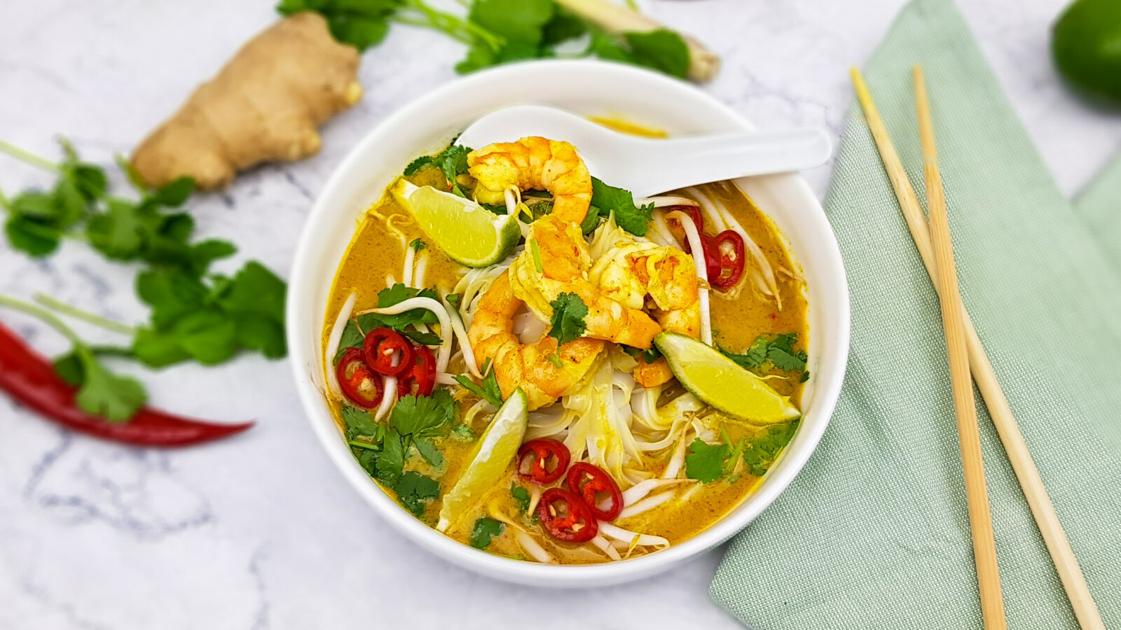 Garnalen laksa met rijstnoedels en taugé