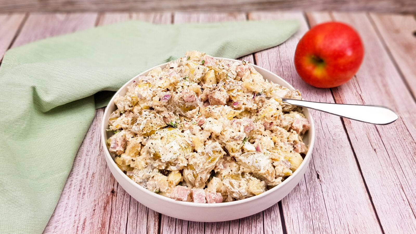 AArdappelsalade met feta, appel en walnoten