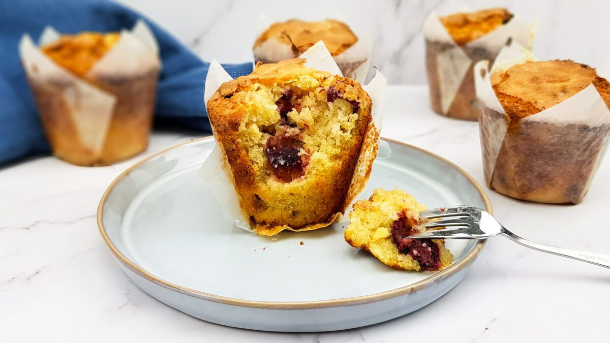 Muffins met rood fruit, witte chocolade en rozensmaak
