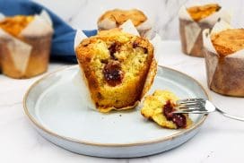 Muffins met rood fruit, witte chocolade en rozensmaak