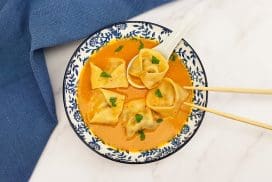 Tom ka khai met garnalen dumplings