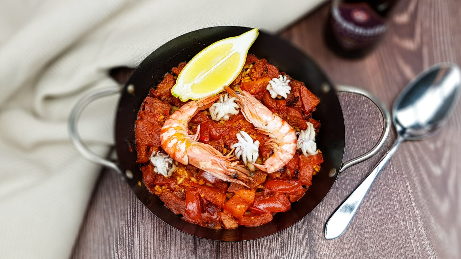 Paella met bier, chorizo en inktvis