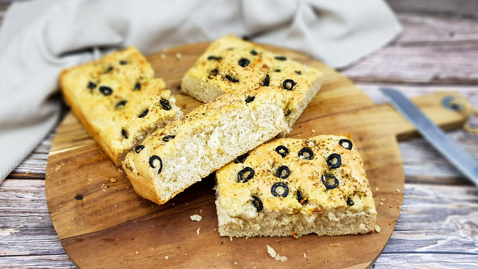 Zelfgemaakte focaccia met zwarte olijven en oregano