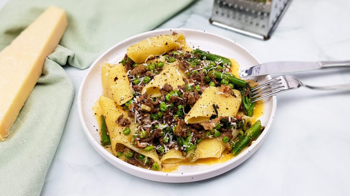 Pasta met rundergehakt, bimi, erwtjes en pancetta in carbonarasaus