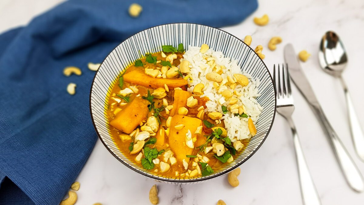 Indiase mango curry met tomaten en cashewnoten