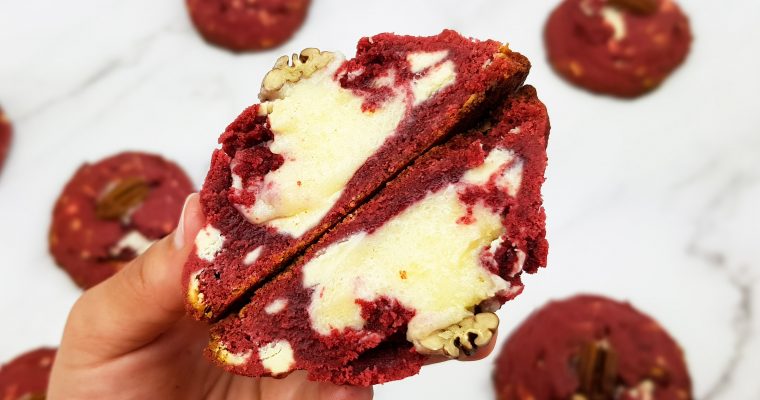 Red velvet cookies: Red velvet koekjes met monchou vulling