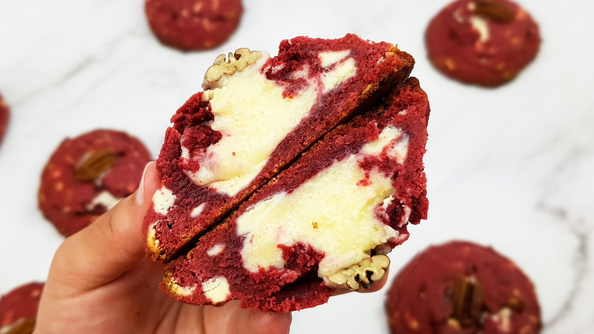 Red velvet cookies: Red velvet koekjes met monchou vulling