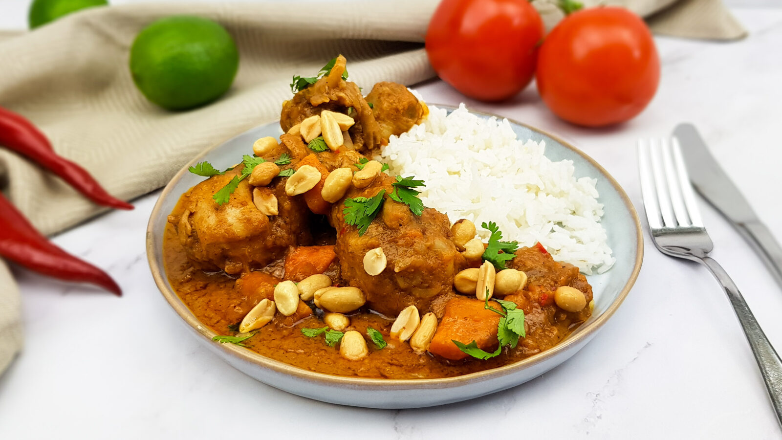 Pinda kipcurry uit Afrika met zoete aardappel en koriander