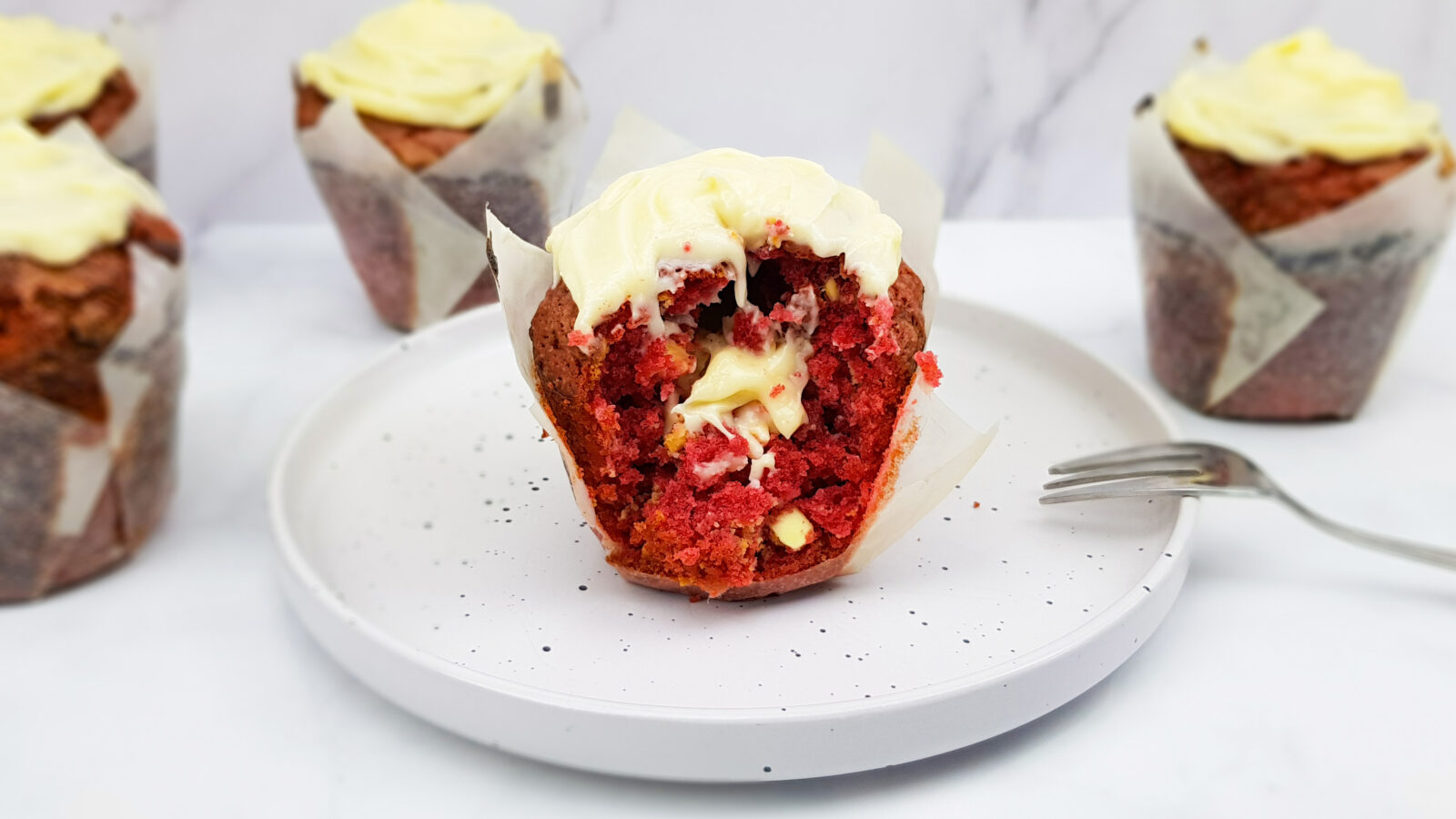 Red velvet muffins met witte chocolade en roomkaas vulling en topping