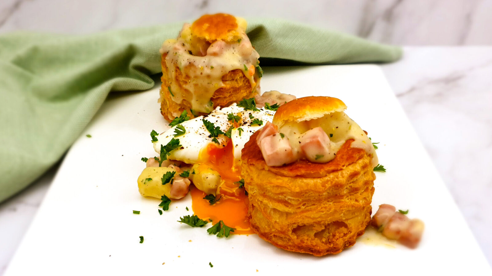 Pasteitjes met witte asperges, ham en een gepocheerd eitje