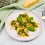 Zelfgemaakte ravioli met notenvulling en pesto