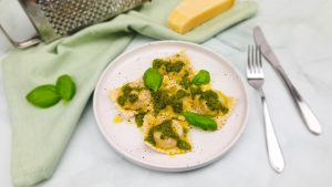Zelfgemaakte ravioli met notenvulling en pesto