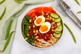 Gado gado met zelfgemaakte satésaus en een zachtgekookt eitje