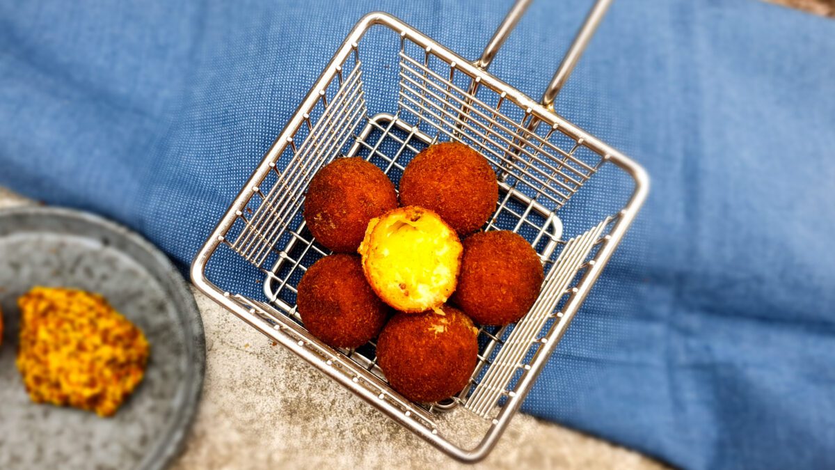 Kaas bitterballen met mosterd en peterselie