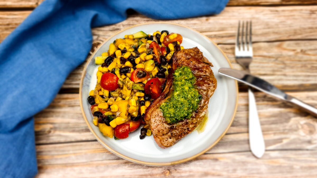 Entrecote met chimichurri en salade van mais, tomaten, avocado en zwarte boontjes