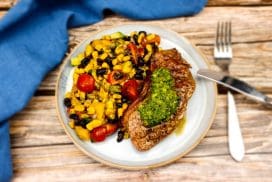 Entrecote met chimichurri en salade van mais, tomaten, avocado en zwarte boontjes