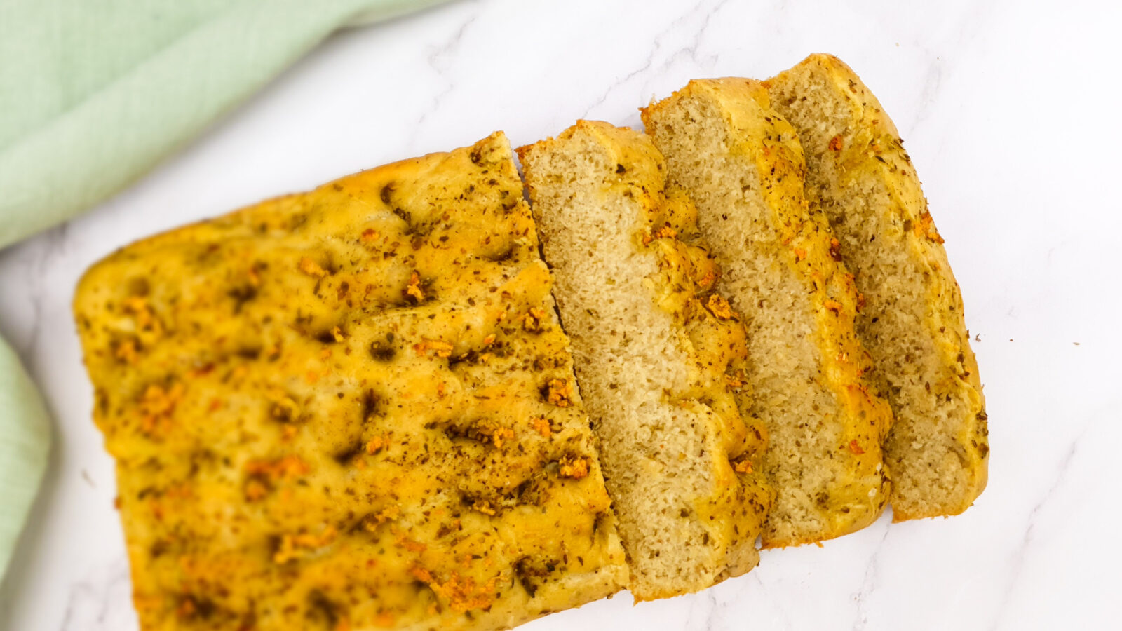 Focaccia met oregano en knoflook