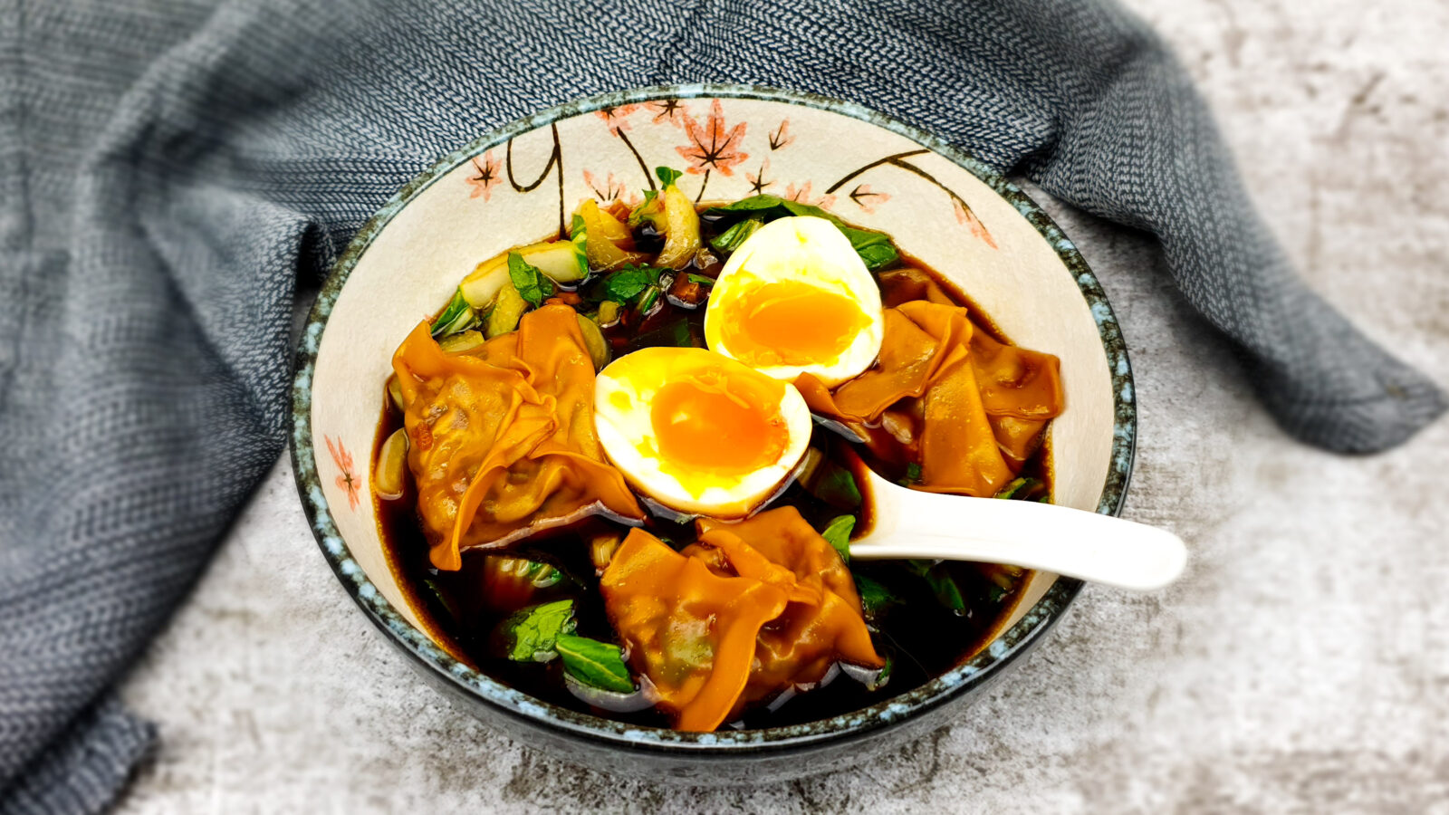 Wontonsoep met paksoi en een gekookt eitje