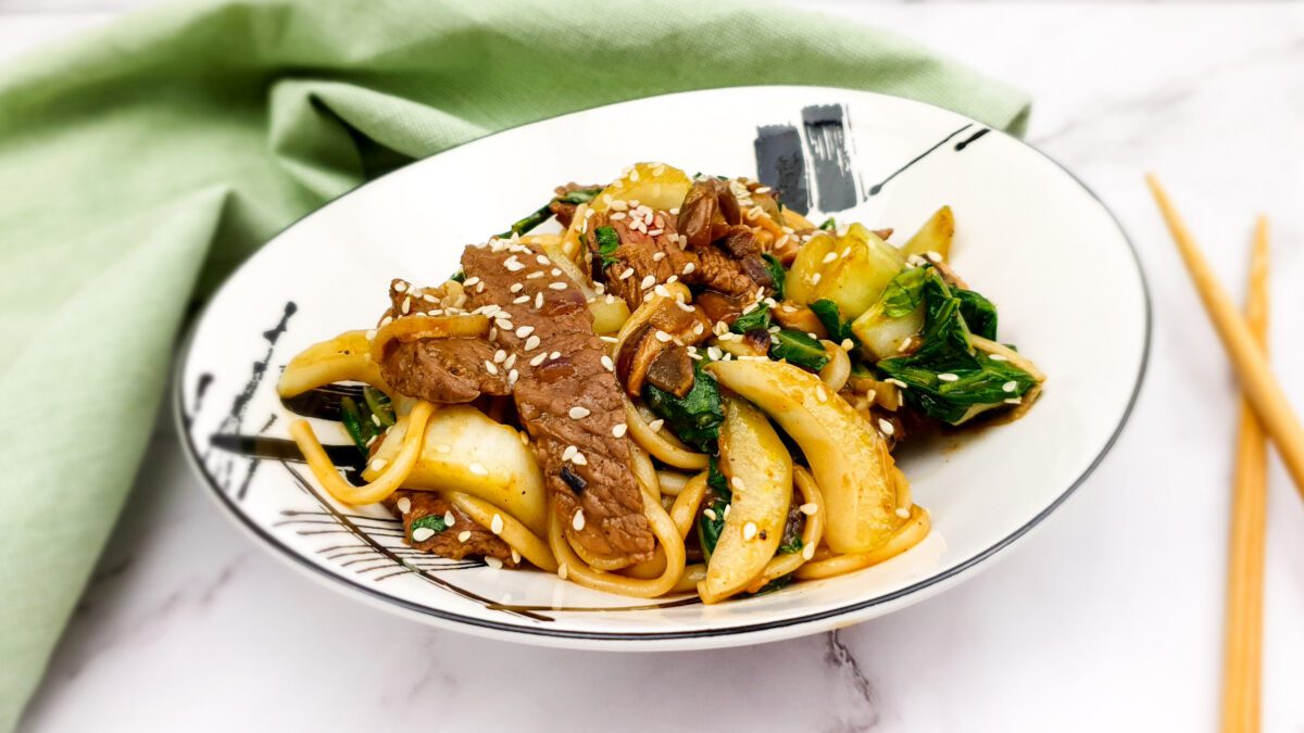 Noedels met biefstuk, paksoi, shiitake en hoisinsaus