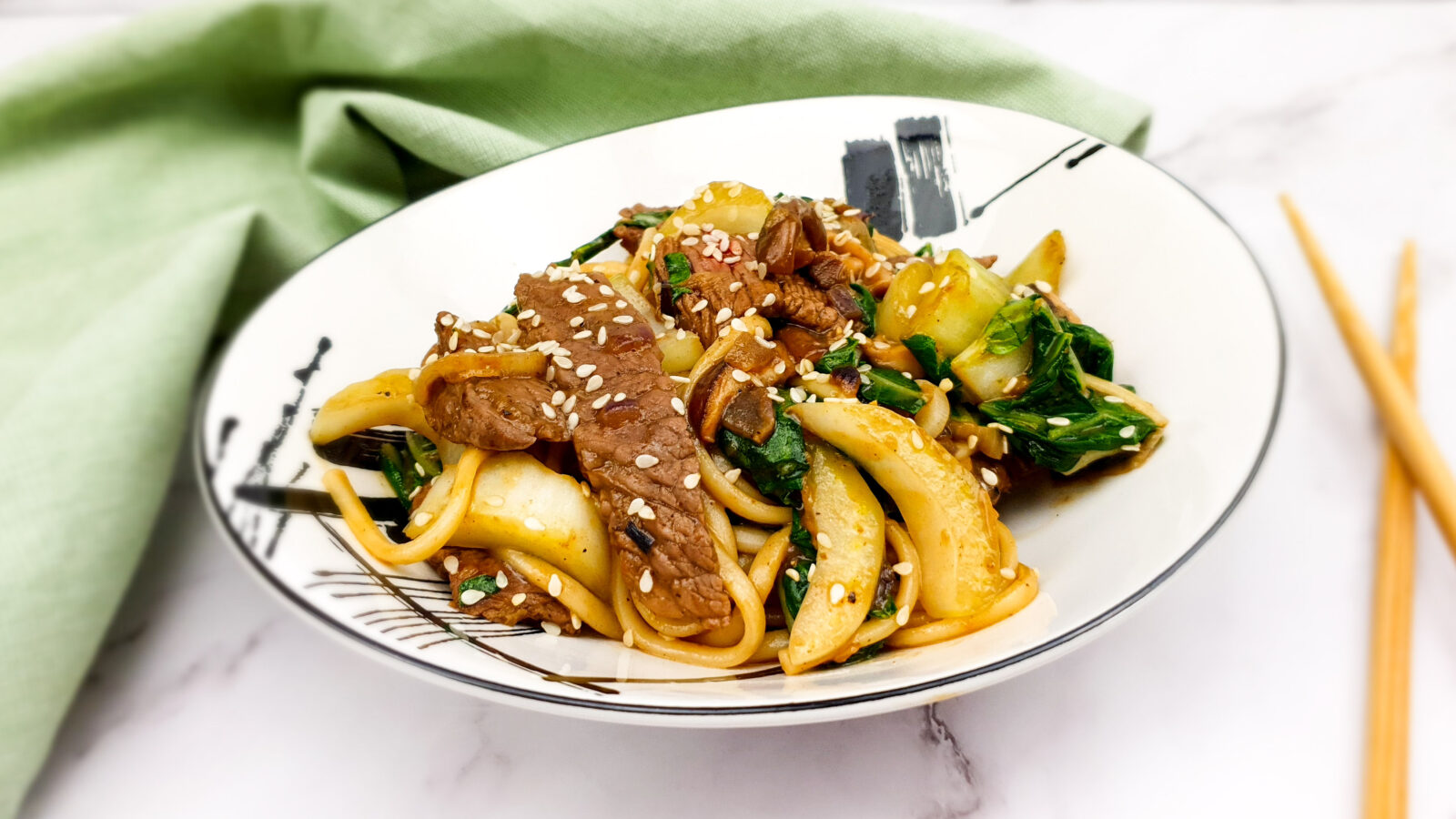 Noedels met biefstuk, paksoi, shiitake en hoisinsaus