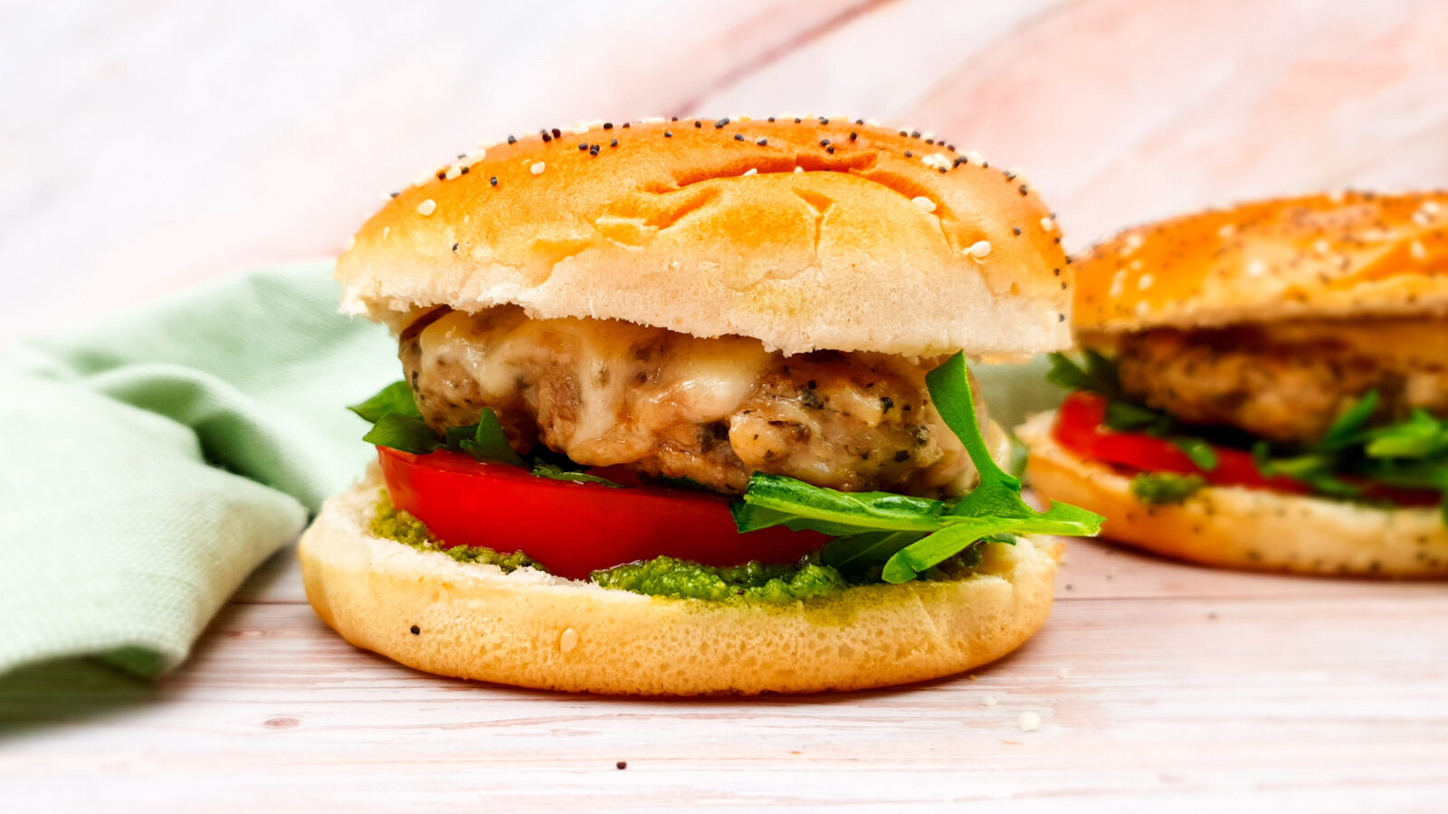 Italiaanse hamburger met zelfgemaakte pesto en mozzarella