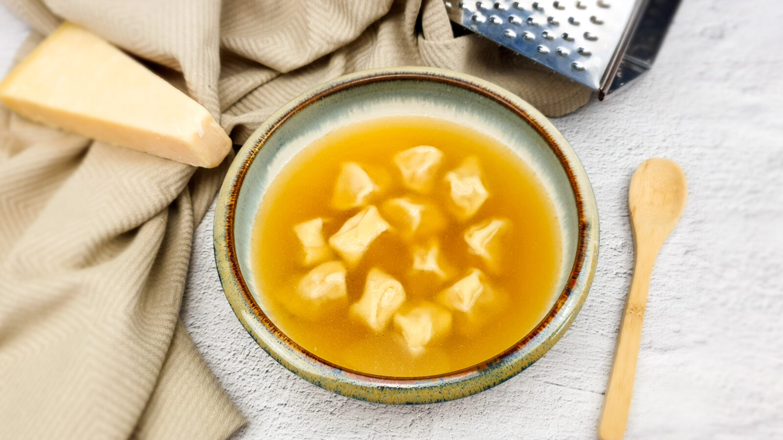 Tortellini al brodo: Tortellini gevuld met gehakt en mortadella in een kippenbouillon