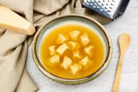 Tortellini al brodo: Tortellini gevuld met gehakt en mortadella in een kippenbouillon