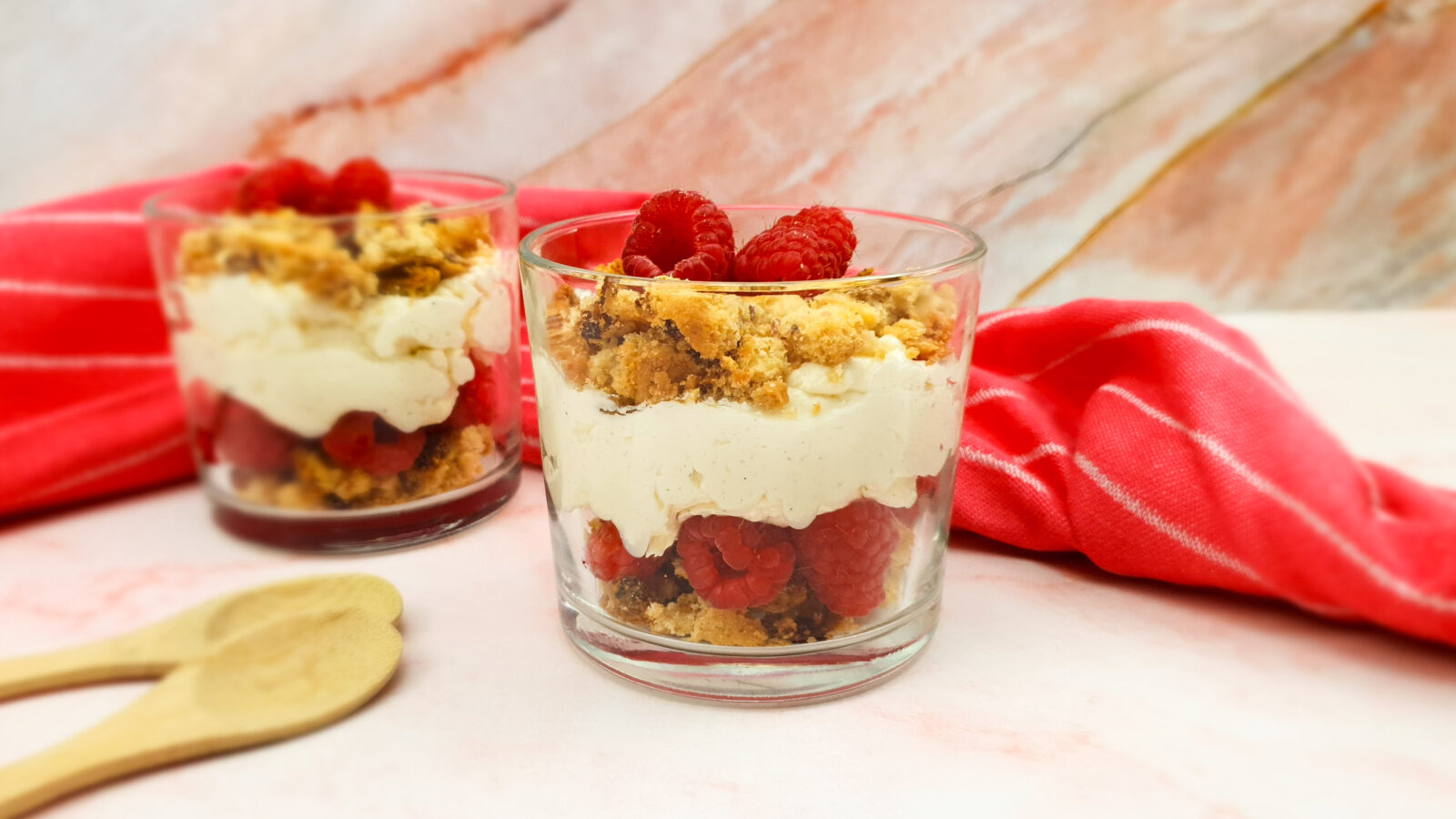 Mascarpone toetje met frambozen en witte chocolade cranberry koeken