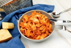 Pittige pasta met rode pesto, spek en sambal