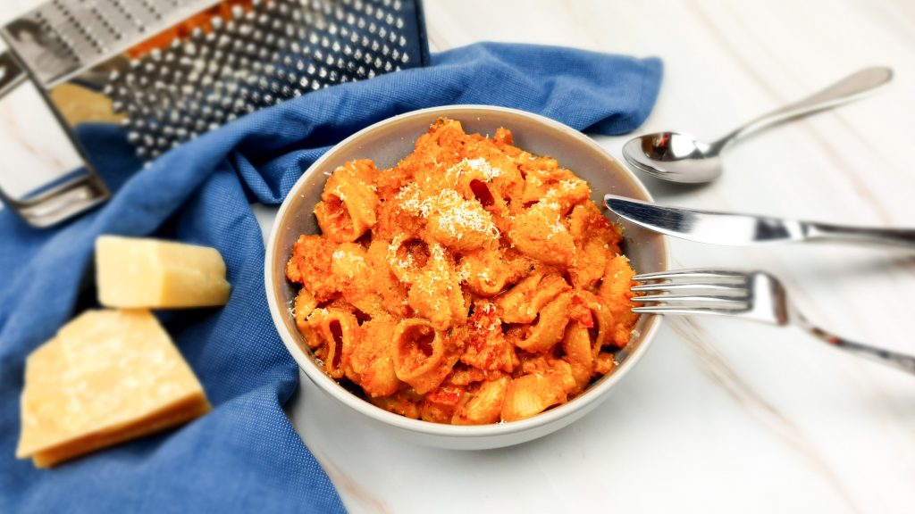 Pittige pasta met rode pesto, spek en sambal