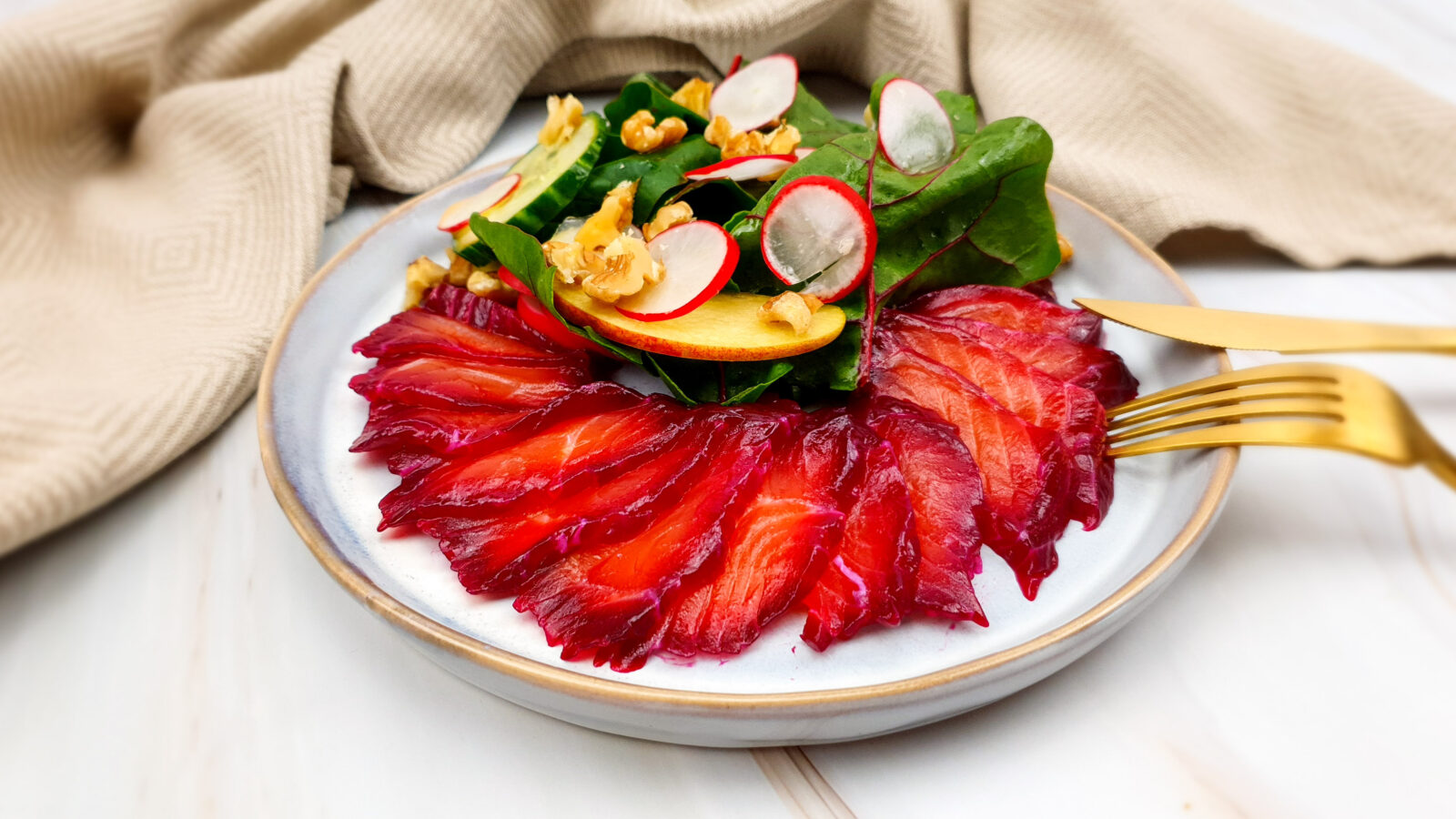 Gepekelde zalm met rode biet en snijbiet salade