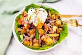 Salade niçoise met een gepocheerd eitje, appel en zelfgemaakte croutons