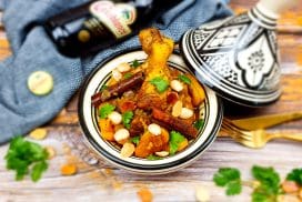 Tajine met kip, abrikozen, amandelen en Marokkaans bier uit Casablanca