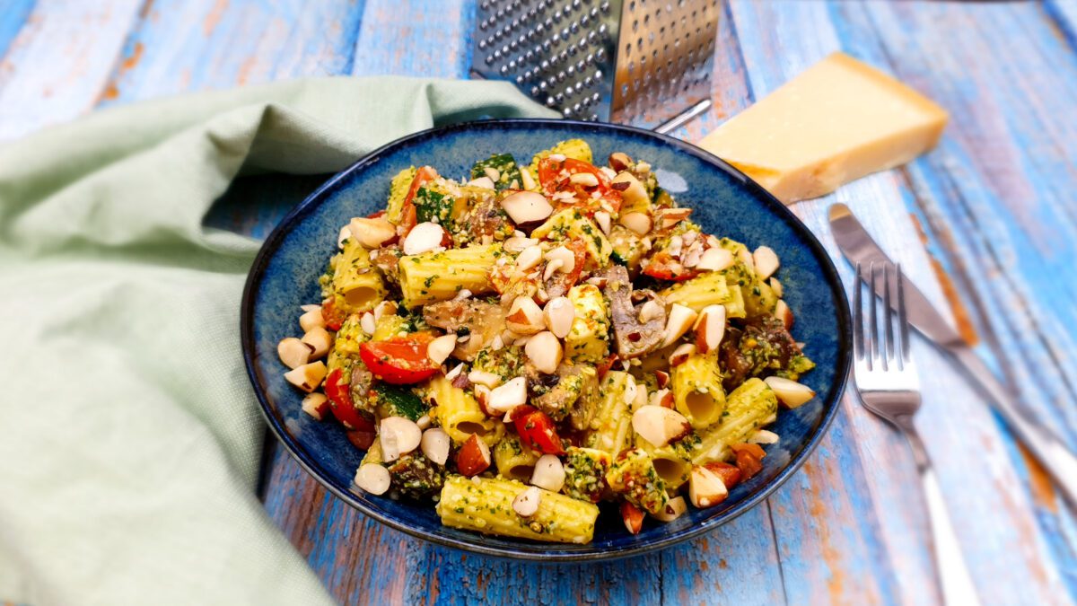 Pastasalade met halloumi, courgette, champignons, cherrytomaatjes, zelfgemaakte pesto en paranoten