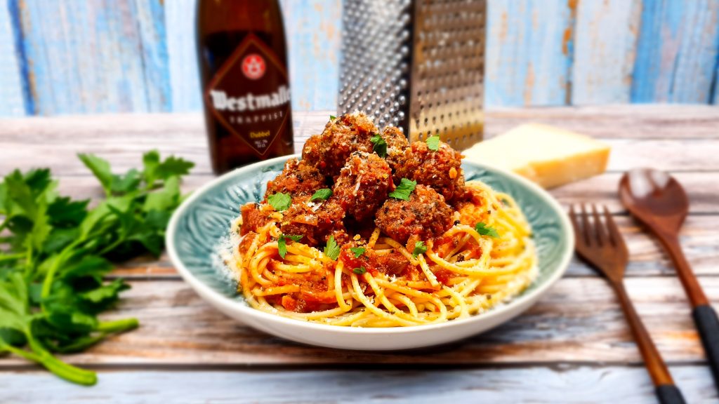 Spaghetti met gehaktballen in bier tomatensaus