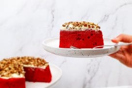 Japanse red velvet cheesecake met monchou topping en pecannoten